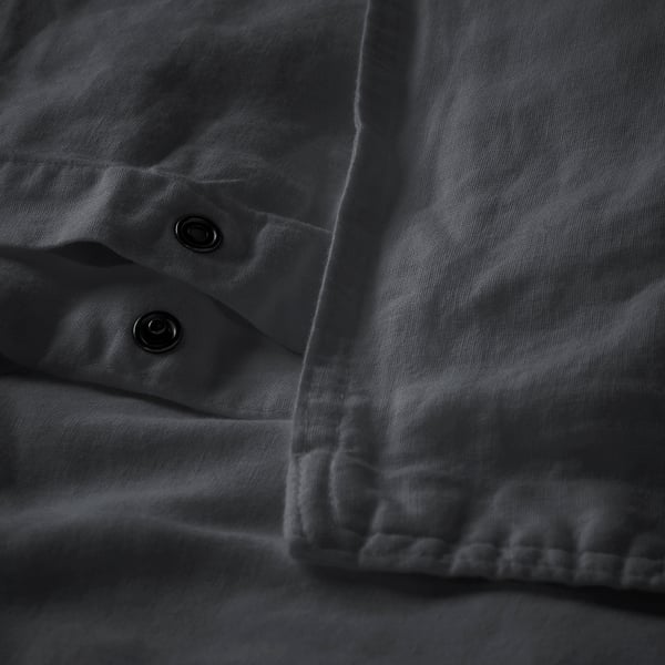 Cette image montre une housse de couette boutonnée, avec un tissu prélavé. Il est conçu avec un mélange de lin et de coton.