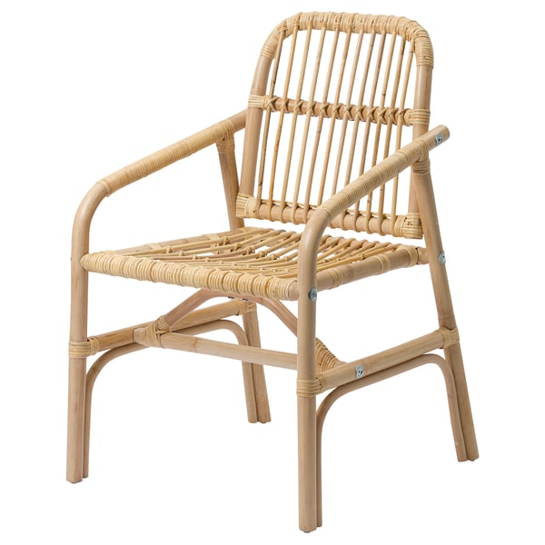 Chaise en rotin tressé SALNÖ avec accoudoirs incurvés et couleur naturelle. Fabriqué à la main pour le confort et l’unicité.