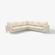 Un canapé sectionnel beige en forme de L SALTSJÖBADEN avec pieds en bois, offrant un design moderne et minimaliste.