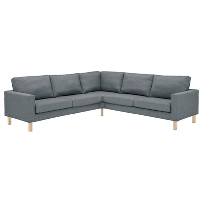 Un canapé d’angle en tissu gris nommé SALTSJÖBADEN avec des pieds en bois clair.