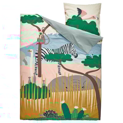 Literie colorée pour enfants SANDLÖPARE sur le thème de la savane, couette en coton mélangé et flamant rose.