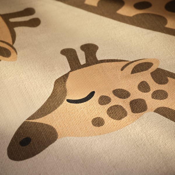 Tapis beige tissé à plat avec un motif de girafe marron détaillé, montrant un savoir-faire et une texture de haute qualité.