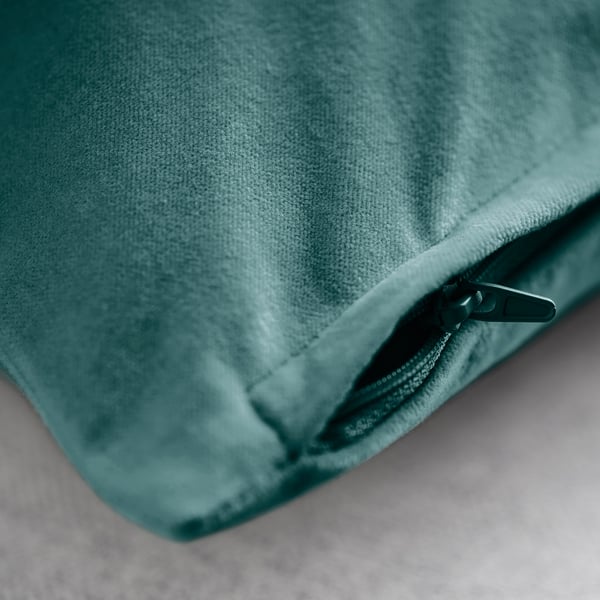 Housse de coussin sarcelle zippée en velours de coton doux.