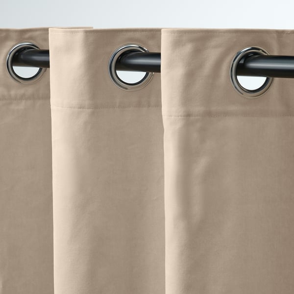 Rideaux à œillets pour une glisse en douceur, velours filtrant la lumière, associés en beige clair.