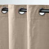 Rideaux à œillets pour une glisse en douceur, velours filtrant la lumière, associés en beige clair.