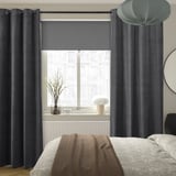 Chambre moderne avec de grands rideaux SANELA gris foncé, un design élégant, couvrant une grande fenêtre, ajoutant élégance et intimité.