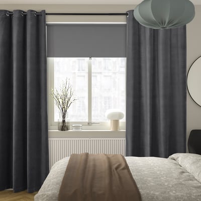 Chambre moderne avec de grands rideaux SANELA gris foncé, un design élégant, couvrant une grande fenêtre, ajoutant élégance et intimité.