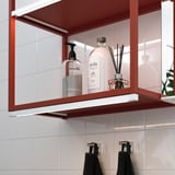 Étagère de salle de bain avec éclairage led, articles de toilette et serviettes éclairés.