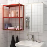 Salle de bain moderne avec des étagères orange exposant des articles de toilette, des serviettes et un lavabo mural avec éclairage led.