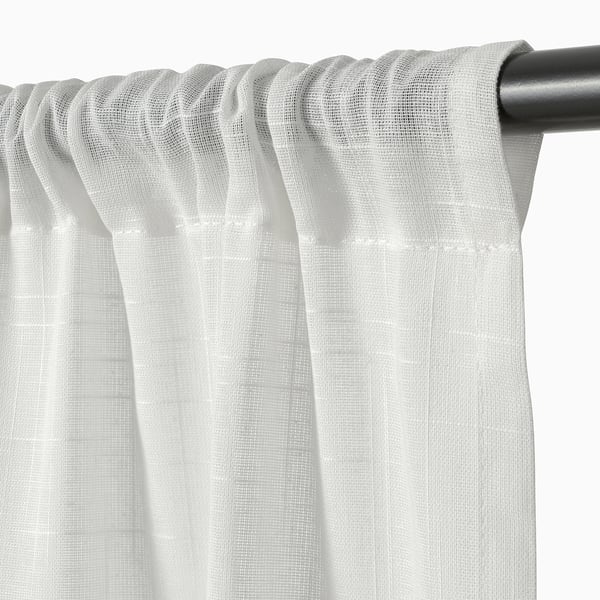 Gros plan de rideaux blancs transparents soigneusement suspendus avec de la texture, montrant une tige et du ruban de tête.
