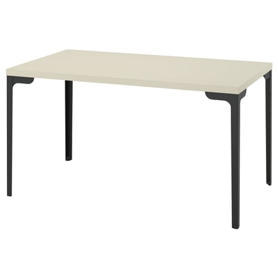 La table SKÅLSTA est un bureau rectangulaire beige avec des pieds en métal noir, doté d’un design minimaliste.