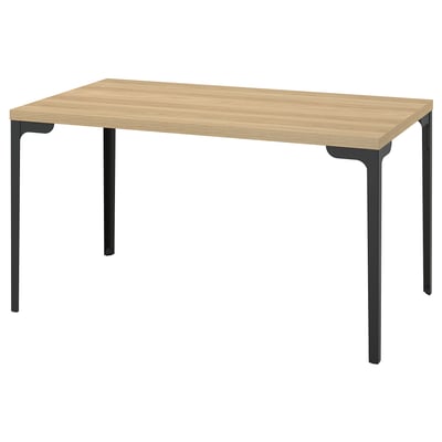 Table SKÅLSTA, plateau en bois brun clair, pieds en métal noir.