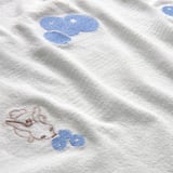 Housse de tapis pour bébé en tissu éponge doux blanc avec des motifs de myrtilles, de haute qualité, matériaux recyclés.