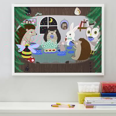 Des créatures fantaisistes de la forêt dégustent du thé sur une affiche en bois.