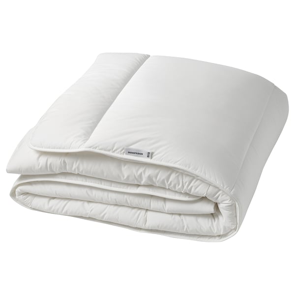 Couette SKOGSFRÄKEN blanche pliée, douce et moelleuse, fabriquée à partir de polyester recyclé et de lyocell.