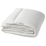 Couette SKOGSFRÄKEN blanche pliée, douce et moelleuse, fabriquée à partir de polyester recyclé et de lyocell.