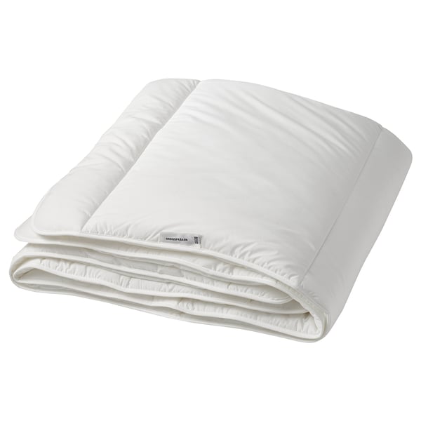 Une couette SKOGSFRÄKEN blanche avec un rembourrage doux et moelleux en polyester recyclé et en lyocell, idéale pour plus de chaleur, avec un tissu respirant pour plus de confort.