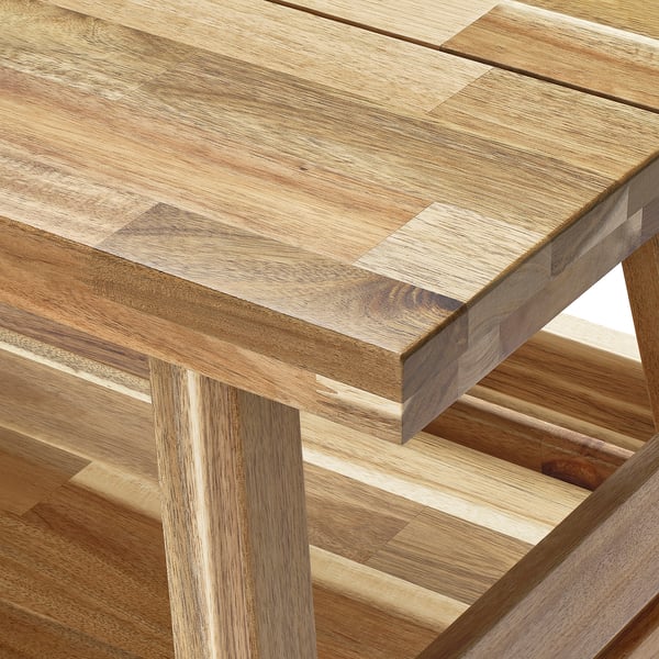 Table à manger en bois d’acacia de haute qualité avec une finition lisse et brillante. Structure robuste et motifs de grain élégants.