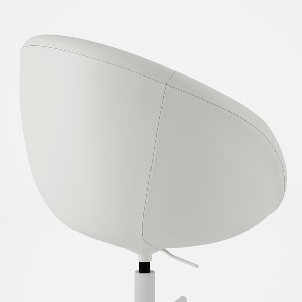 Une chaise de bureau élégante et moderne en blanc avec des courbes douces, dotée d’une hauteur réglable et de roulettes de sécurité.