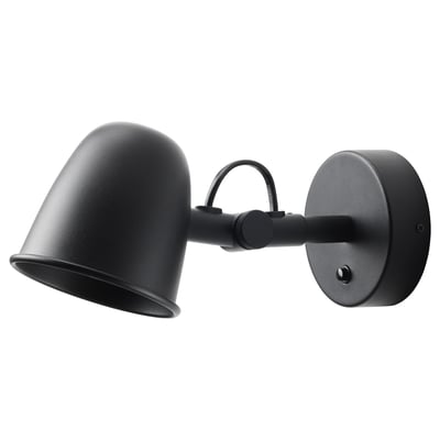 Une applique murale en métal noir SKURUP avec un abat-jour en forme de cloche et un bras réglable.