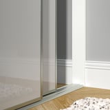 Barre d’arrêt de porte coulissante moderne, s’insérant entre le mur et la porte, assurant un fonctionnement en douceur.