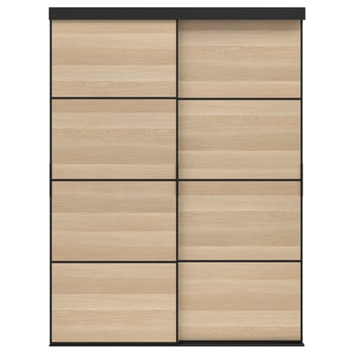 Un placard en bois SKYTTA. Il s’agit de six portes coulissantes marron clair encadrées de noir. Le design moderne comprend des rainures verticales pour un look élégant.