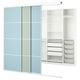 L’armoire SKYTTA est dotée de portes coulissantes bleu clair, d’un intérieur blanc avec des étagères réglables, des plateaux coulissants et des paniers en maille dans un design moderne.