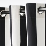 Des rideaux rayés noirs et blancs sont suspendus avec des œillets argentés. Les œillets permettent une ouverture et une fermeture en douceur sur une tige, ce qui améliore la facilité d’utilisation.