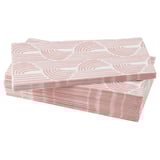 Serviettes en papier à motifs roses empilées, soigneusement pliées, avec un motif ondulé.