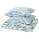Une parure de lit SMÅNUNNEÖRT à rayures bleu clair et blanche. L’ensemble comprend une housse de couette et des taies d’oreiller au design seersucker doux et économique.