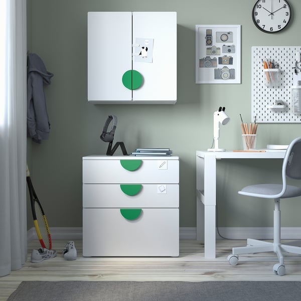 Chambre d’enfant avec mobilier SMÅSTAD blanc et vert, armoire, bureau, chaise, horloge et jouet.