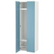 Une armoire haute et étroite en bleu clair et blanc, dotée d’une seule porte ouverte révélant des étagères de rangement et une tringle de suspension.