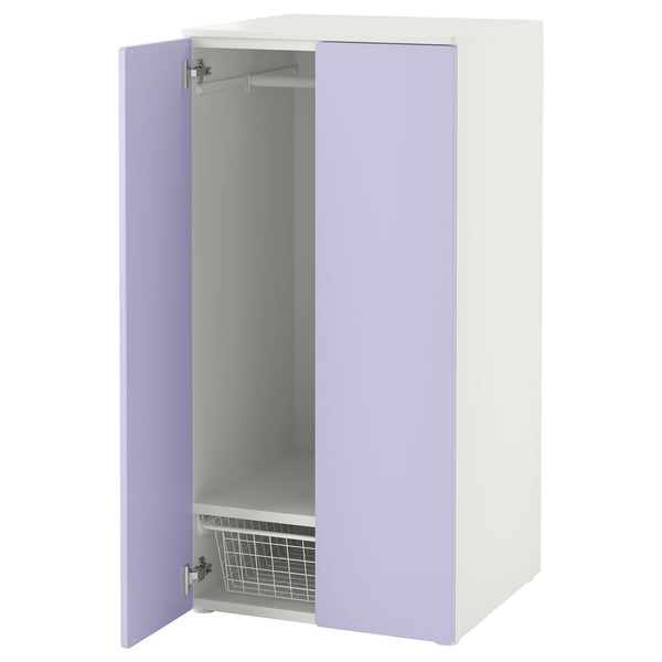 Une armoire SMÅSTAD blanche et lavande pour les enfants, dotée d’étagères réglables et d’un panier en fil métallique.