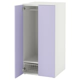 Une armoire SMÅSTAD blanche et lavande pour les enfants, dotée d’étagères réglables et d’un panier en fil métallique.