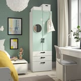 Armoire pour enfants : vert et blanc, portes à fermeture douce, bords arrondis. À côté du bureau et de la chaise, gain de place.