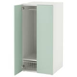 Une armoire SMÅSTAD vert clair avec une porte ouverte, révélant une étagère réglable et un panier en fil métallique.