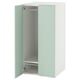 Option : Une armoire SMÅSTAD vert clair avec une porte ouverte, révélant une étagère réglable et un panier en fil métallique.