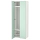 Armoire SMÅSTAD en vert clair avec intérieur blanc, étagères réglables et portes à fermeture douce.