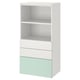 Option : Une étagère SMÅSTAD blanche et vert clair. Il dispose de deux étagères ouvertes en haut et de trois tiroirs en dessous, fabriqués à partir de matériaux recyclés.