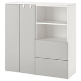 Une armoire blanche pour enfants SMÅSTAD avec des armoires, des étagères et des tiroirs, conçue pour un accès et une organisation faciles.