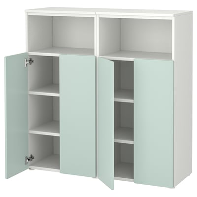 Unité de rangement blanche et vert clair avec sections ouvertes et fermées.