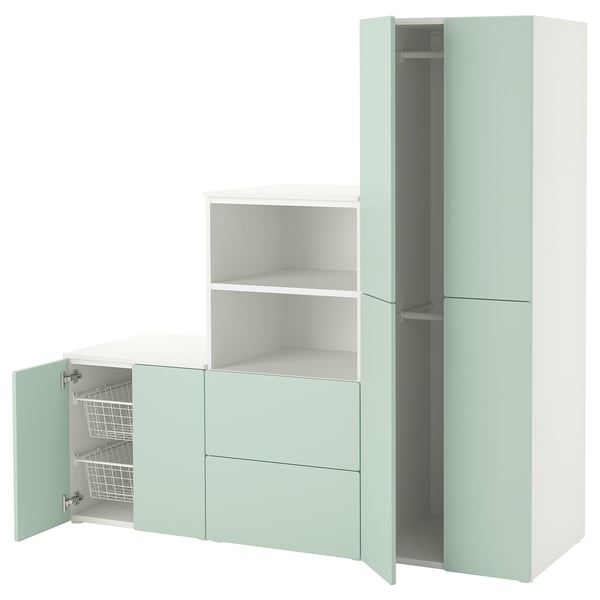 Une armoire SMÅSTAD en vert clair, blanc et gris, avec des sections ouvertes et fermées avec des étagères et des tiroirs.