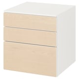 Une commode SMÅSTAD blanche à trois tiroirs en bois clair, conçue pour le rangement des enfants.