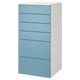 Une grande commode SMÅSTAD blanche avec six tiroirs bleus. Il a un design moderne et minimaliste, idéal pour ranger les vêtements de bébé ou d’enfant.