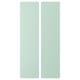 Deux grandes portes rectangulaires vert clair dans des tons pastel doux, en panneaux de fibres, côte à côte, conçues pour le stockage SMÅSTAD.