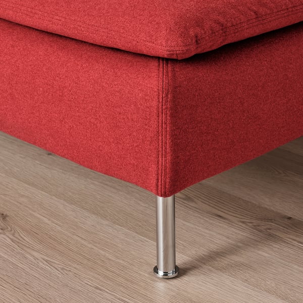 Canapé rouge avec pieds métalliques, mettant en valeur un rembourrage de qualité et un design robuste.