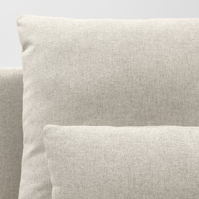 Une section de canapé rembourré en peluche gris clair. Tissu luxuriant et invitant ; fait partie d’une série de sièges modulaires.