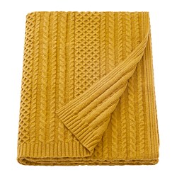 Une couverture en tricot jaune moutarde nommée SÖRBYSKOGEN, fabriquée à partir de polyester recyclé. Il a un motif doux et texturé.