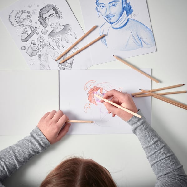 L’artiste utilise des crayons SOLFÅGEL sur papier, créant des œuvres d’art détaillées. Divers dessins terminés et en cours de réalisation mettent en valeur la richesse des pigments et la facilité d’utilisation.