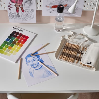Configuration du kit de dessin SOLFÅGEL avec des crayons, de la toile et des accessoires.